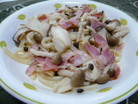 冷凍うどんでベーコンキノコうどん